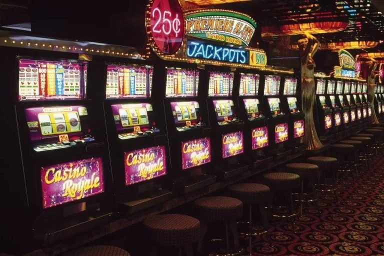 mm38 VIP ကစားသမားများ Live Casino နှင့် Sportsbook ကစားနေသောပုံ